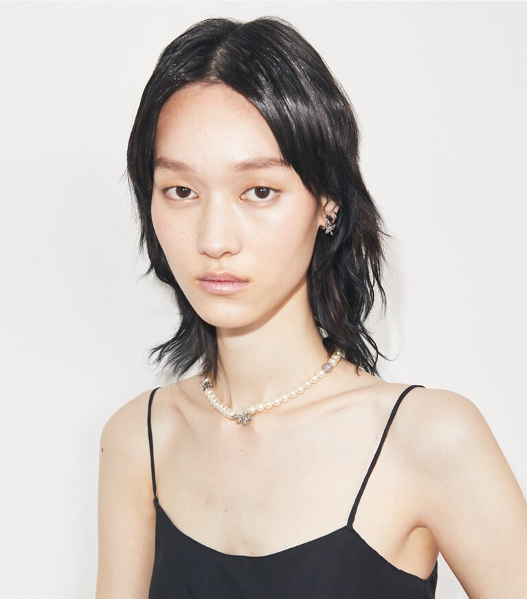 Tory Burch designer orecchini Orecchini a borchia con perla e fiore Moondance in Tory Silver / Pearl / Crystal accessory on model