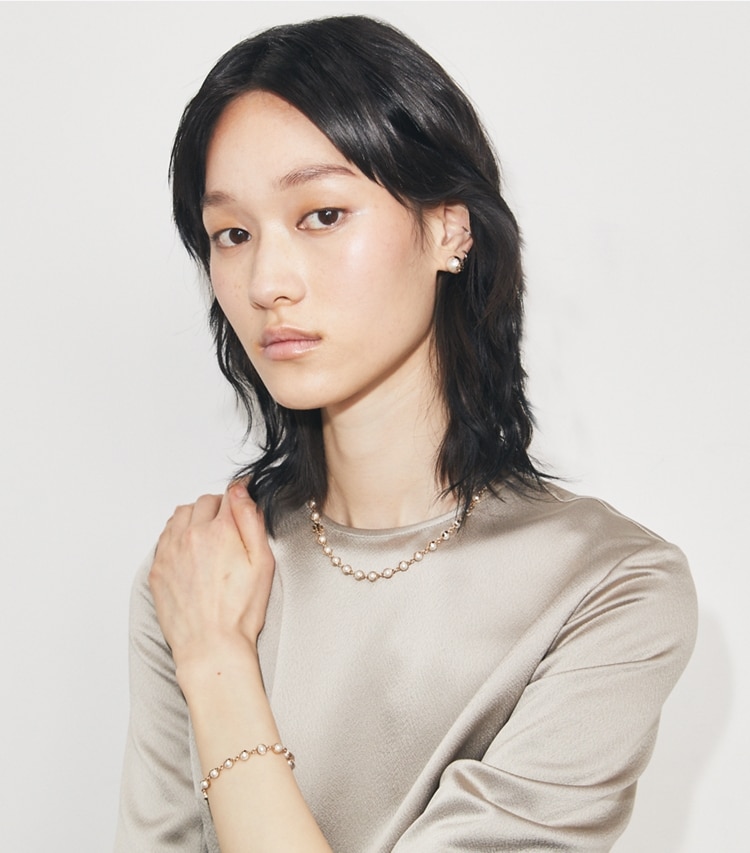 Tory Burch designer orecchini Orecchini a borchia con perla Moondance in Light Brass / Pearl accessory on model