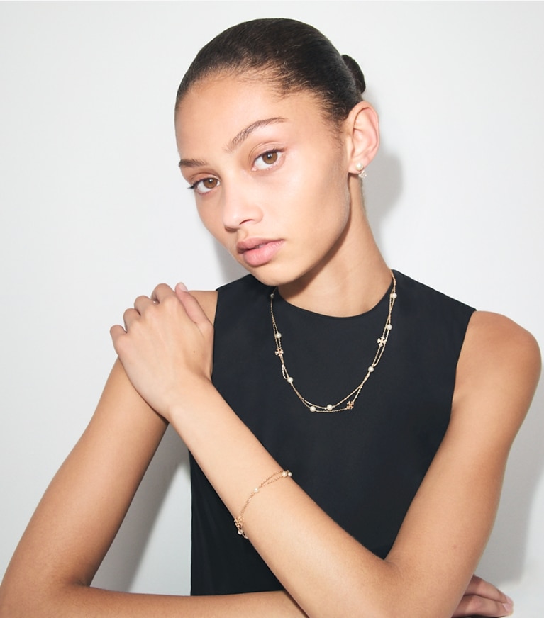Tory Burch designer orecchini Orecchini a borchia Moondance piccoli in Tory Gold / Cleam accessory on model