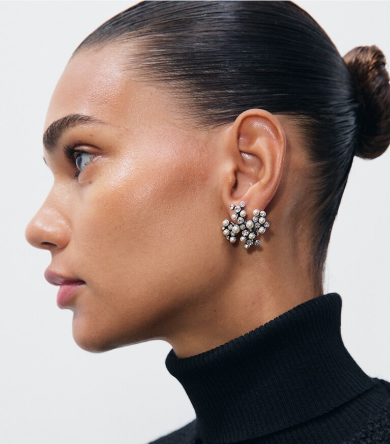 Tory Burch designer orecchini Orecchini Moondance con logo, perle e cristalli in Antique Tory Silver / Cream / Crystal accessory on model