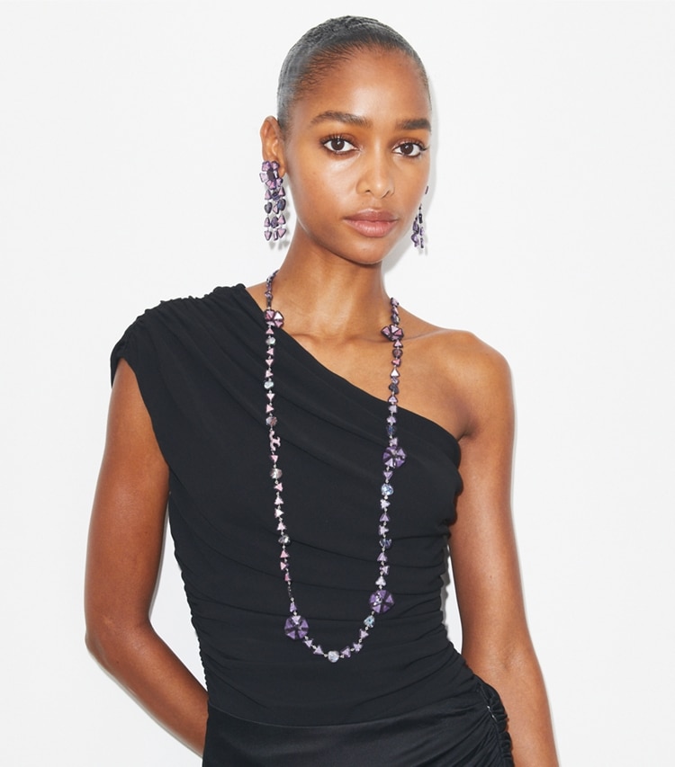 Tory Burch designer orecchini Orecchini pendenti in resina Curiosity in Black accessory on model