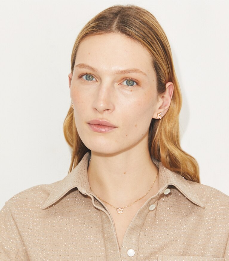 Tory Burch designer orecchini Orecchino a borchia Kira con stella in Tory Gold / Pink Snow accessory on model