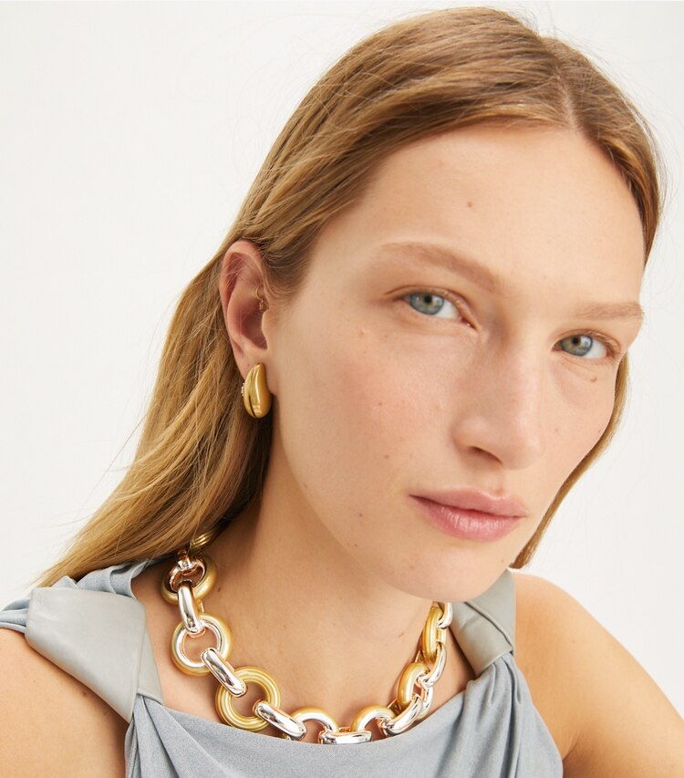 Tory Burch designer orecchini Orecchino Small Wave in Light Blue accessory on model