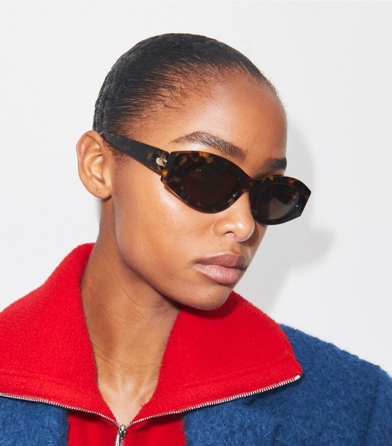 Tory Burch designer sonnenbrillen & brillen Ovale Sonnenbrille mit Piercingdetail in DARK TORTOISE/SOLID BROWN front