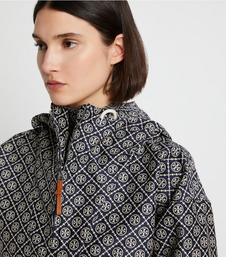 Tory Burch designer jacken Oversize-Anorak aus Jacquard in TORY NAVY T MONOGRAM SMALL SPORT on model detail