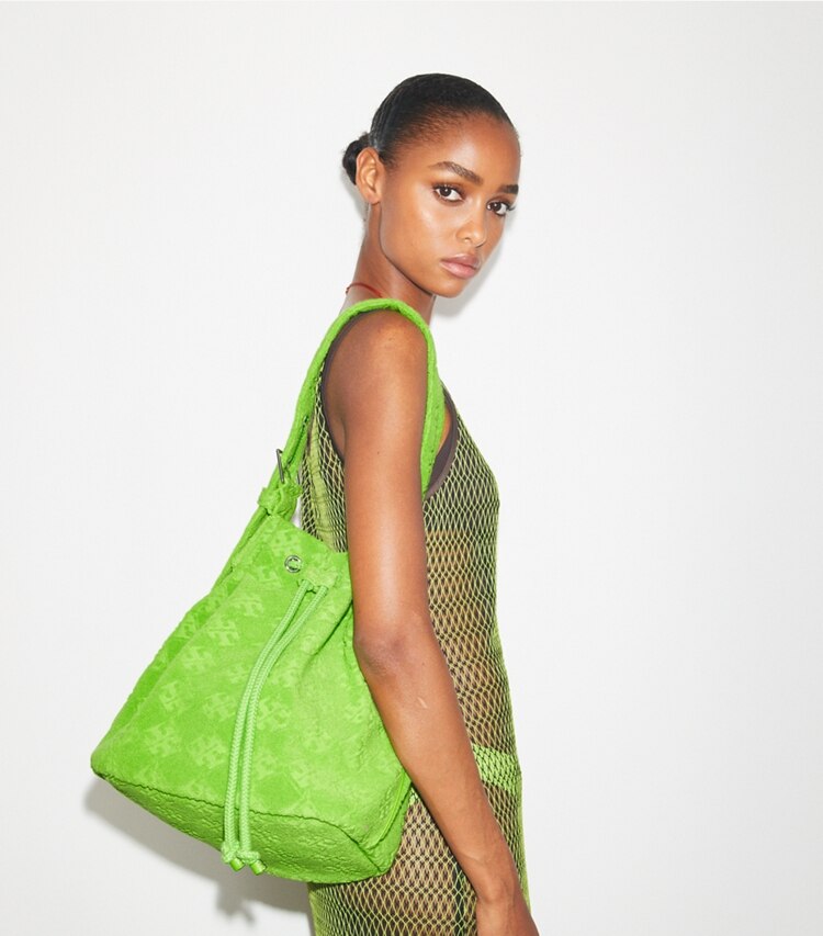 Tory Burch designer hobo bags Oversize Bucket Bag aus Terry mit T-Monogramm in Bright Fern accessory on model