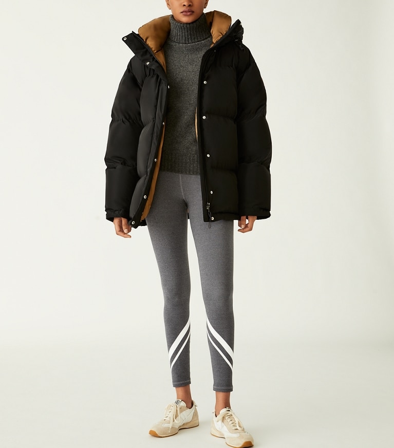 Tory Sport designer mäntel Oversize-Daunenjacke mit Kapuze in Black front
