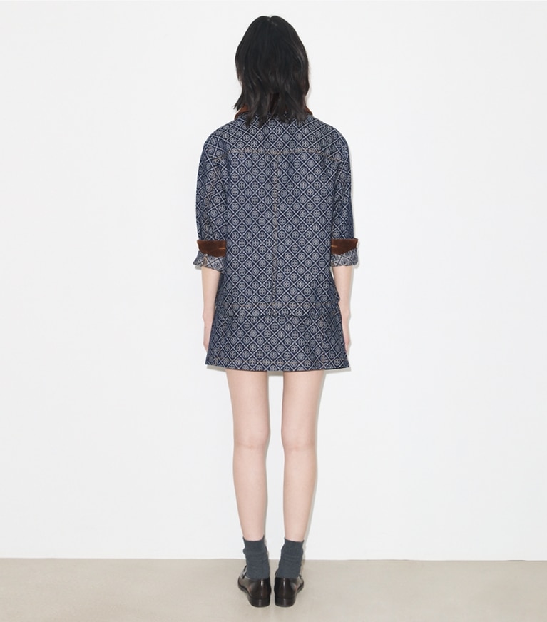 Tory Burch designer ジャケット オーバーサイズ コットン バーン ジャケット in T-Monogram Stone Wash on model back