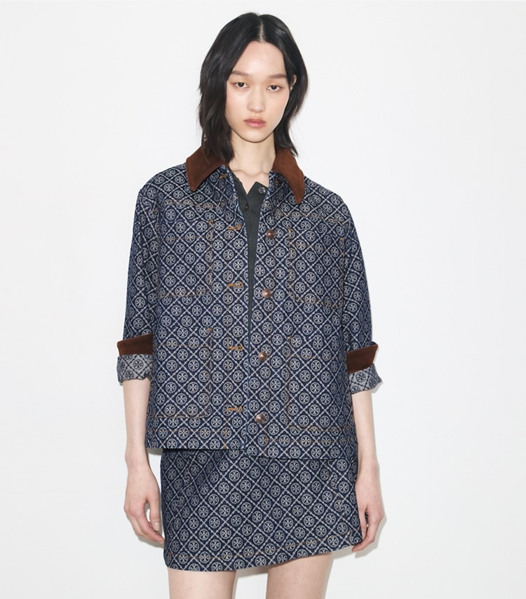 Tory Burch designer ジャケット オーバーサイズ コットン バーン ジャケット in T-Monogram Stone Wash on model detail