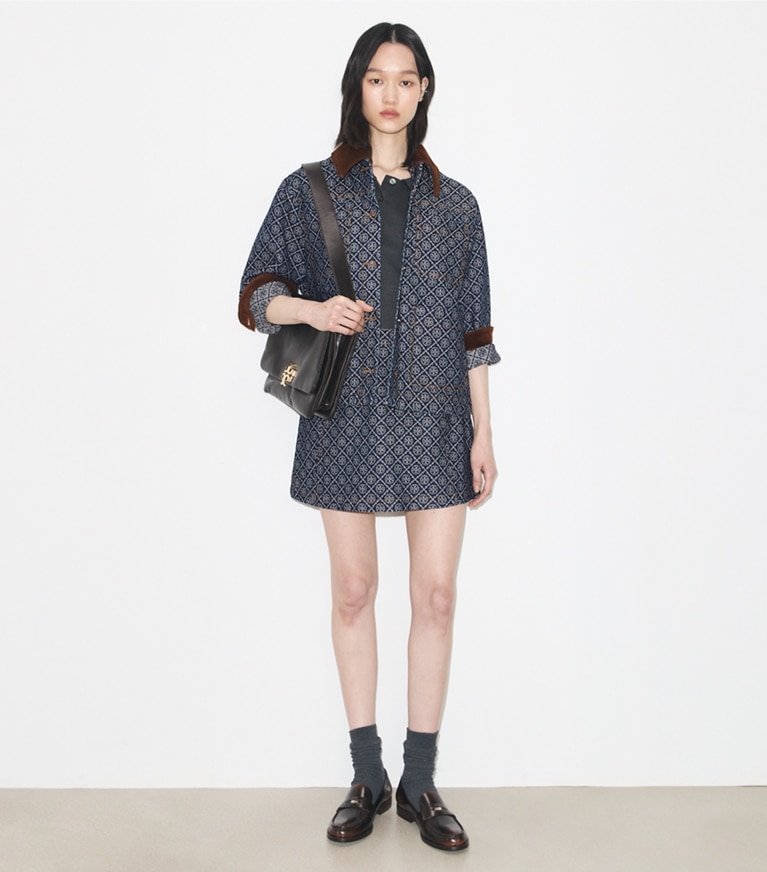 Tory Burch designer ジャケット オーバーサイズ コットン バーン ジャケット in T-Monogram Stone Wash モデル前面