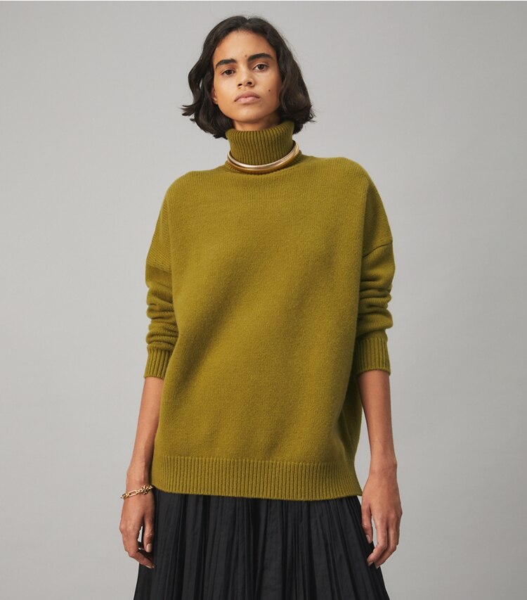 Tory Burch designer sweaters Oversized Turtleneck in HAZEL GREEN on model detail