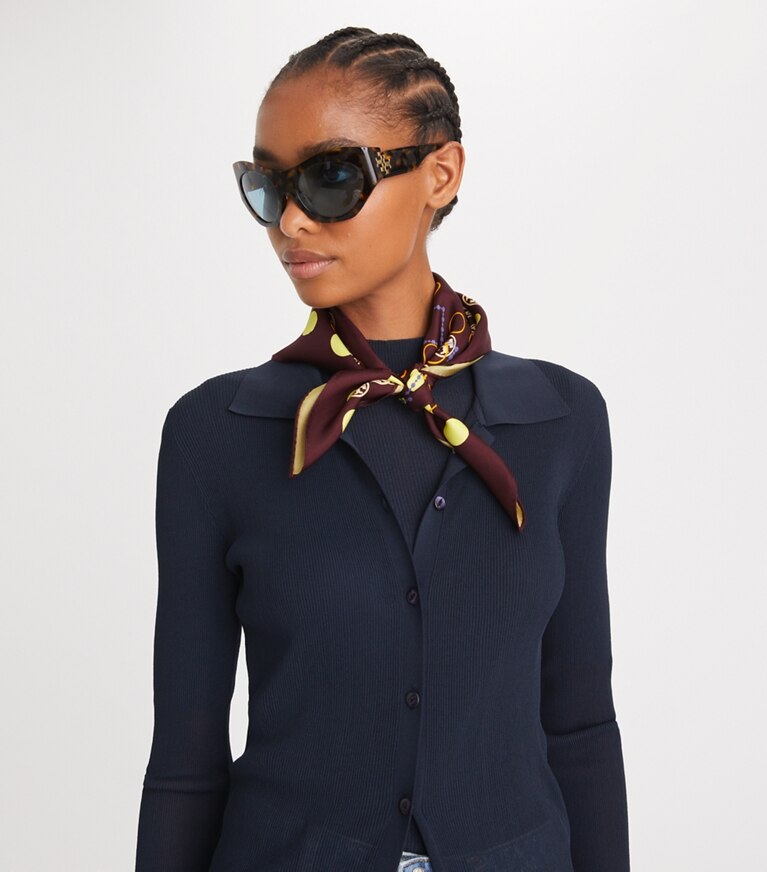 Tory Burch diseñador bufandas Pañoleta con monograma en T de lunares en Dot Stamped T Monogram Burgundy accesorio en modelo