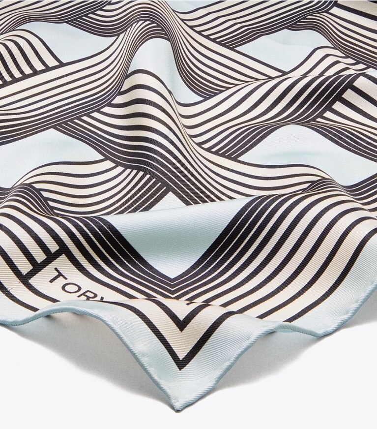 Tory Burch diseñador bufandas Pañoleta de rayas graduales en Gradual Stripe Blue detalle