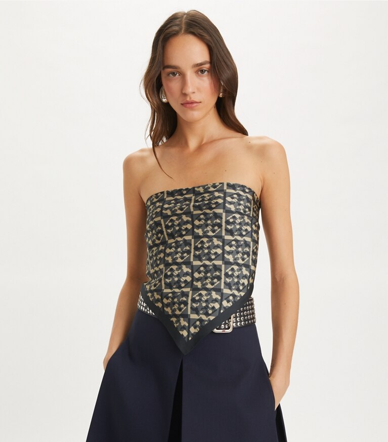 Tory Burch diseñador bufandas Pañoleta de seda con monograma en T Prismatic en Prismatic Logo Neckerchief  - Black accesorio en modelo