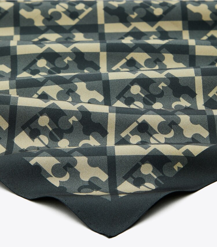 Tory Burch diseñador bufandas Pañoleta de seda con monograma en T Prismatic en Prismatic Logo Neckerchief  - Black detalle