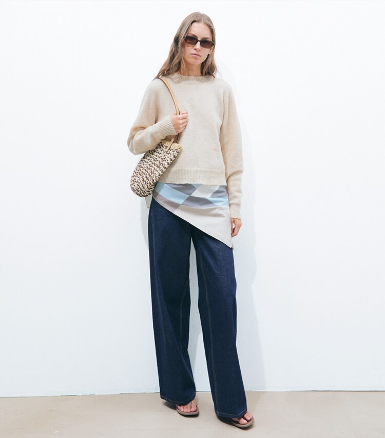 Tory Burch diseñador bufandas Pañuelo cuadrado de seda con bloques de color geométricos en Geo Colorblock Frozen Sky accesorio en modelo