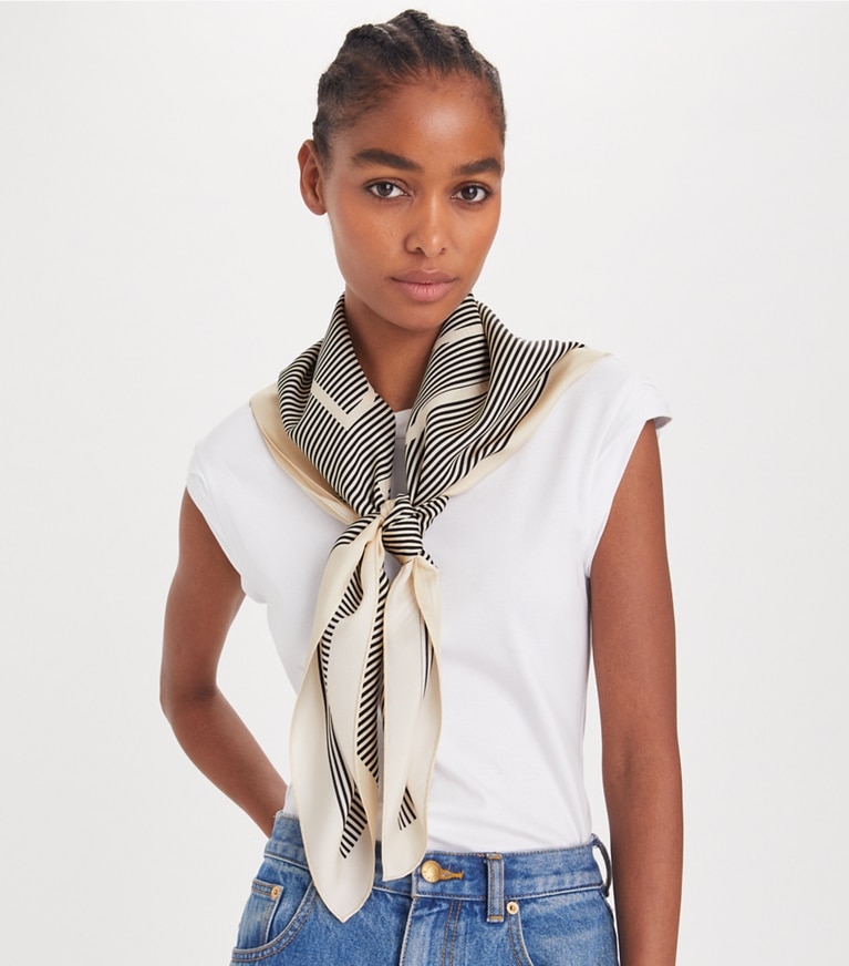 Tory Burch diseñador bufandas Pañuelo cuadrado de seda con logo de raya diplomática en Pinstripe Logo French Cream accesorio en el modelo
