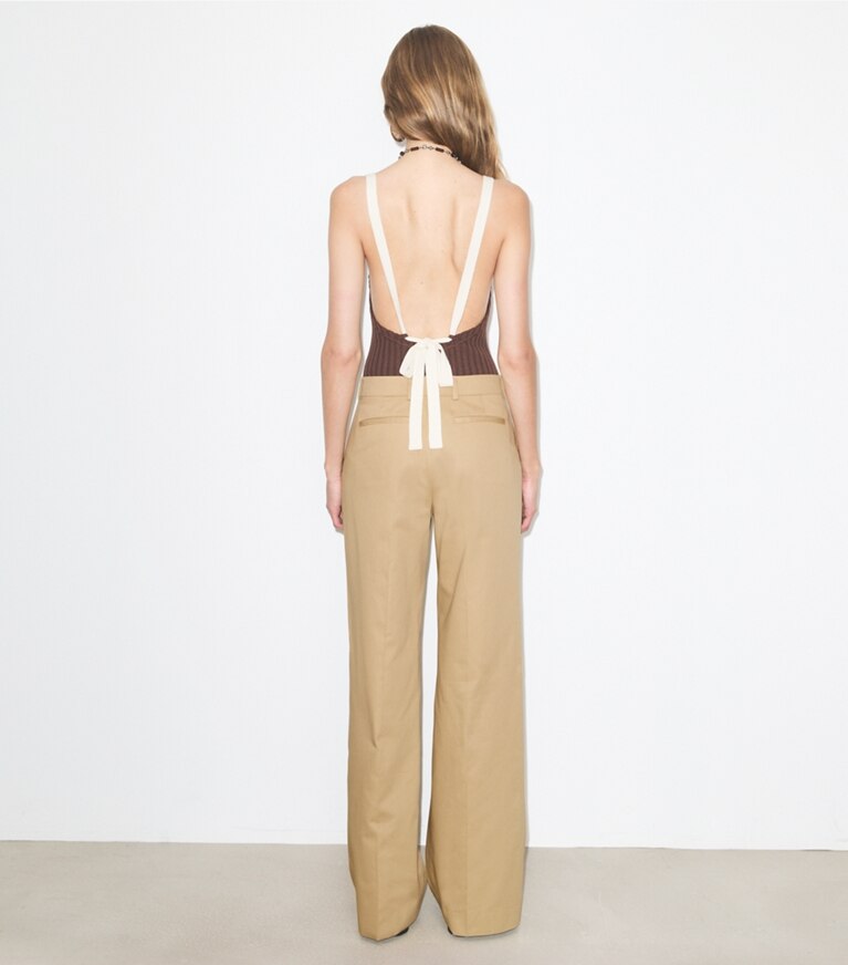 Tory Burch diseñador prendas inferiores Pantalón de algodón con cinturón en Khaki parte posterior en modelo