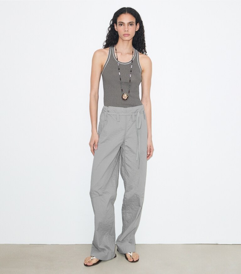 Tory Burch diseñador prendas inferiores Pantalón de algodón de pierna ancha en Gray frente en modelo