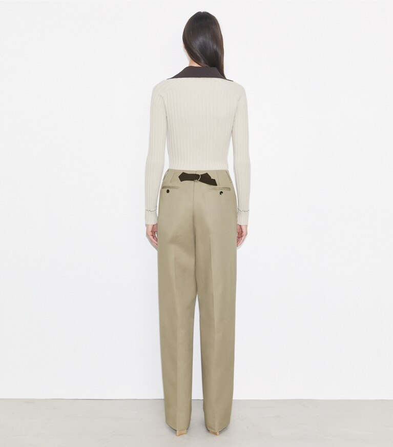 Tory Burch diseñador prendas inferiores Pantalón de algodón desgastado en Taupe Gray parte posterior en modelo