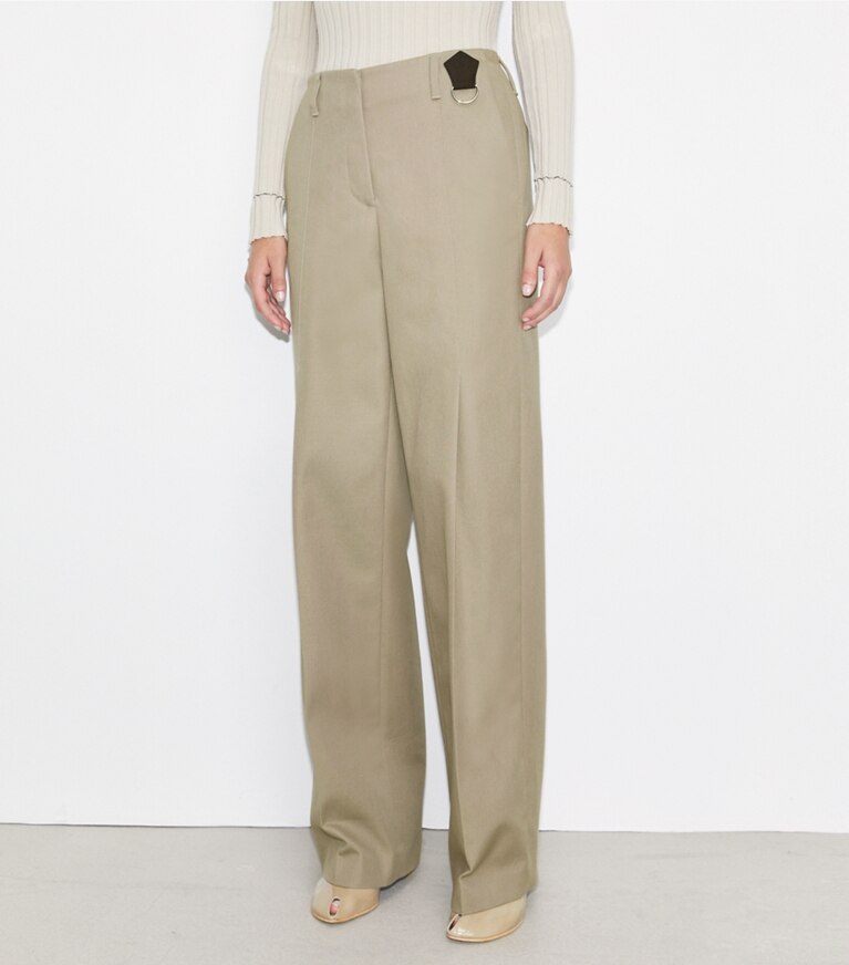 Tory Burch diseñador prendas inferiores Pantalón de algodón desgastado en Taupe Gray detalle en modelo