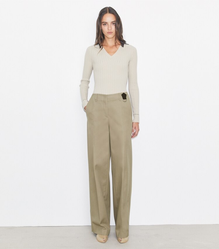 Tory Burch diseñador prendas inferiores Pantalón de algodón desgastado en Taupe Gray frente en modelo