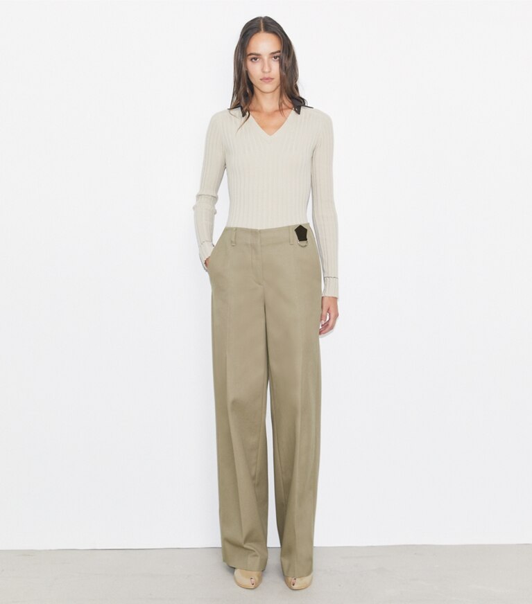 Tory Burch diseñador prendas inferiores Pantalón de algodón desgastado en Taupe Gray frente en modelo