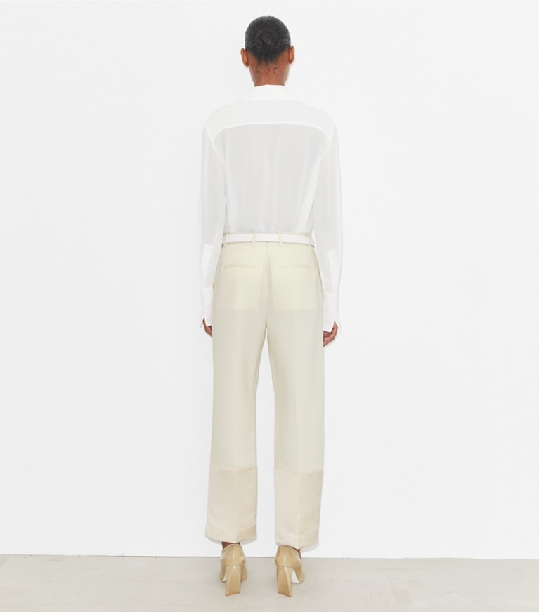 Tory Burch diseñador prendas inferiores Pantalón de crepé recortado en French Cream parte posterior en modelo