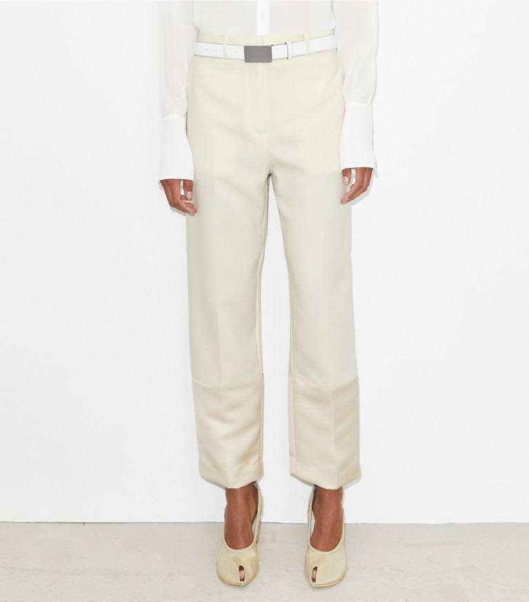 Tory Burch diseñador prendas inferiores Pantalón de crepé recortado en French Cream detalle en modelo