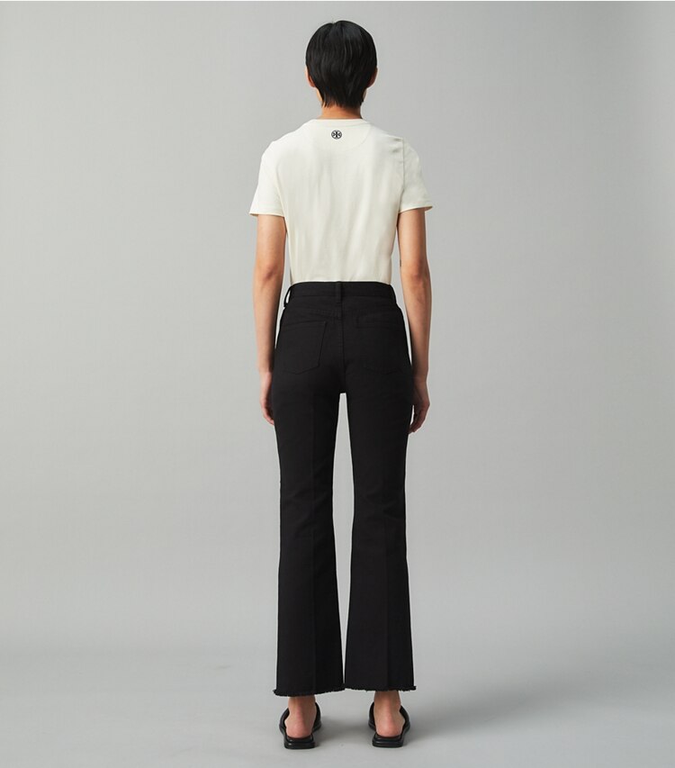 Tory Burch diseñador prendas inferiores Pantalón de denim boot-cut en Black parte posterior en modelo