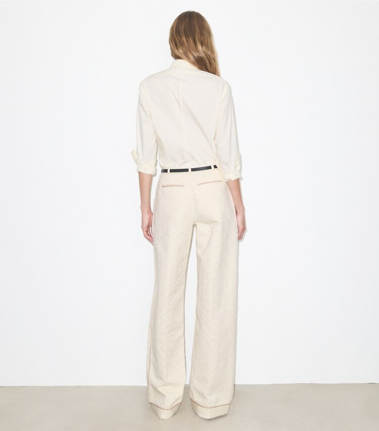 Tory Burch diseñador prendas inferiores Pantalón de mezclilla con monograma de T en White / Ivory T Monogram parte posterior en modelo