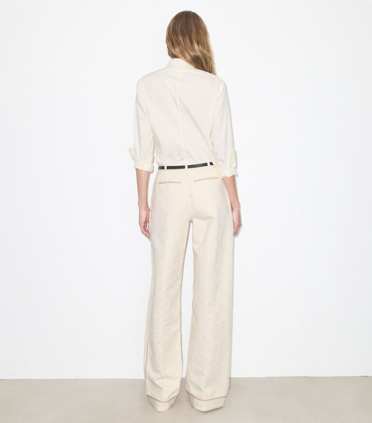 Tory Burch diseñador prendas inferiores Pantalón de mezclilla con monograma de T en White / Ivory T Monogram parte posterior en modelo