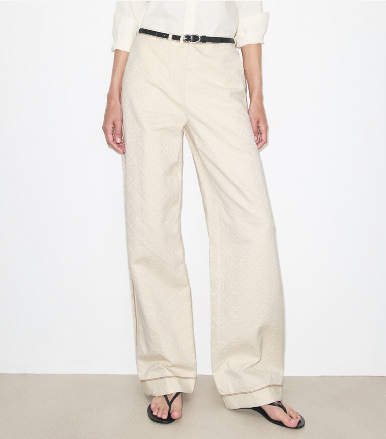 Tory Burch diseñador prendas inferiores Pantalón de mezclilla con monograma de T en White / Ivory T Monogram detalle en modelo