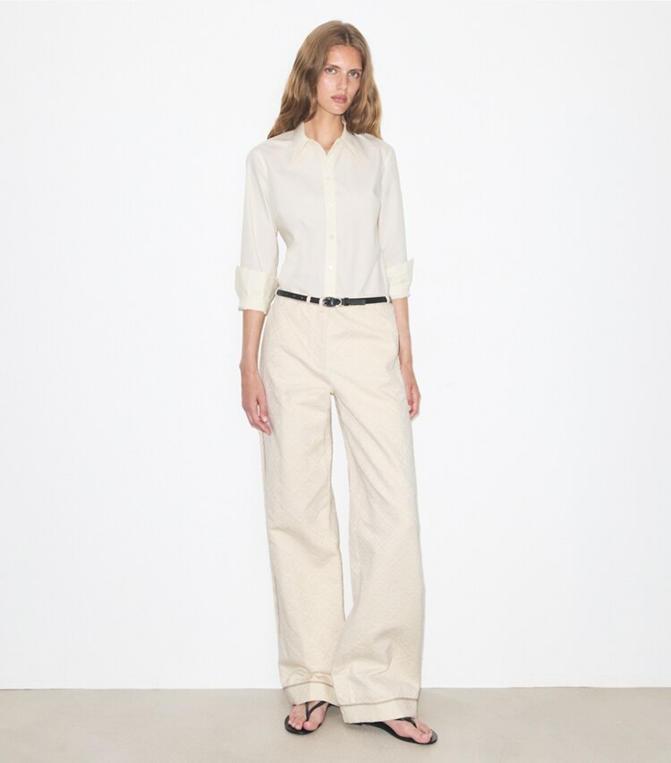 Tory Burch diseñador prendas inferiores Pantalón de mezclilla con monograma de T en White / Ivory T Monogram frente en modelo