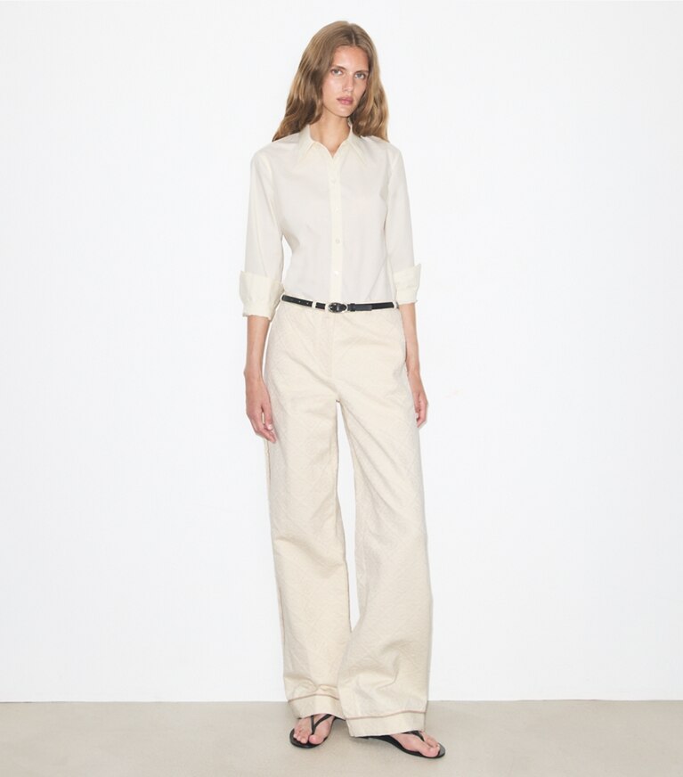 Tory Burch diseñador prendas inferiores Pantalón de mezclilla con monograma de T en White / Ivory T Monogram frente en modelo