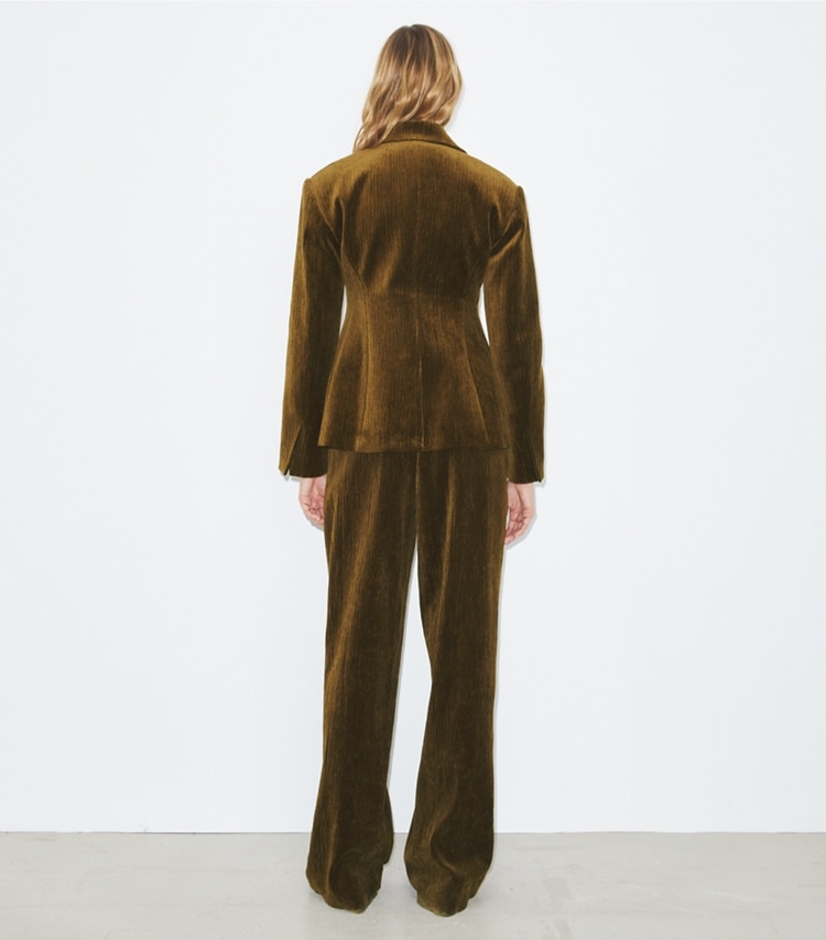 Tory Burch diseñador prendas de abajo Pantalón de pana en Wild Olive parte posterior en modelo