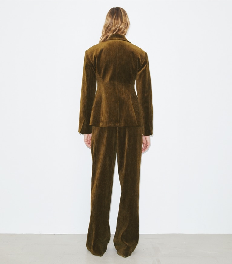 Tory Burch diseñador prendas de abajo Pantalón de pana en Wild Olive parte posterior en modelo