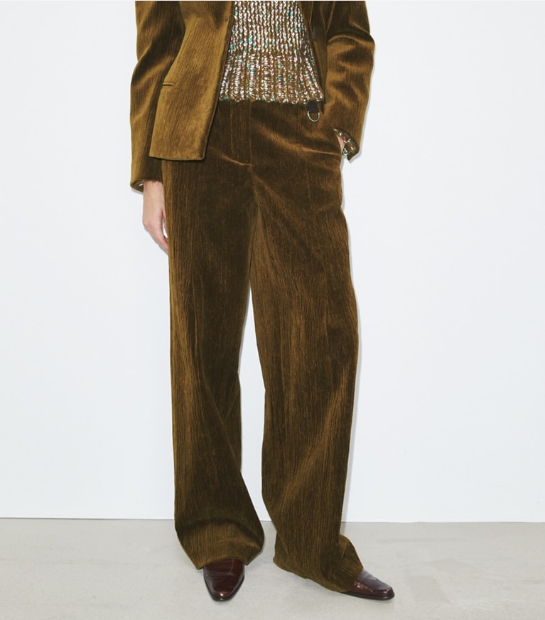 Tory Burch diseñador prendas de abajo Pantalón de pana en Wild Olive detalle en modelo