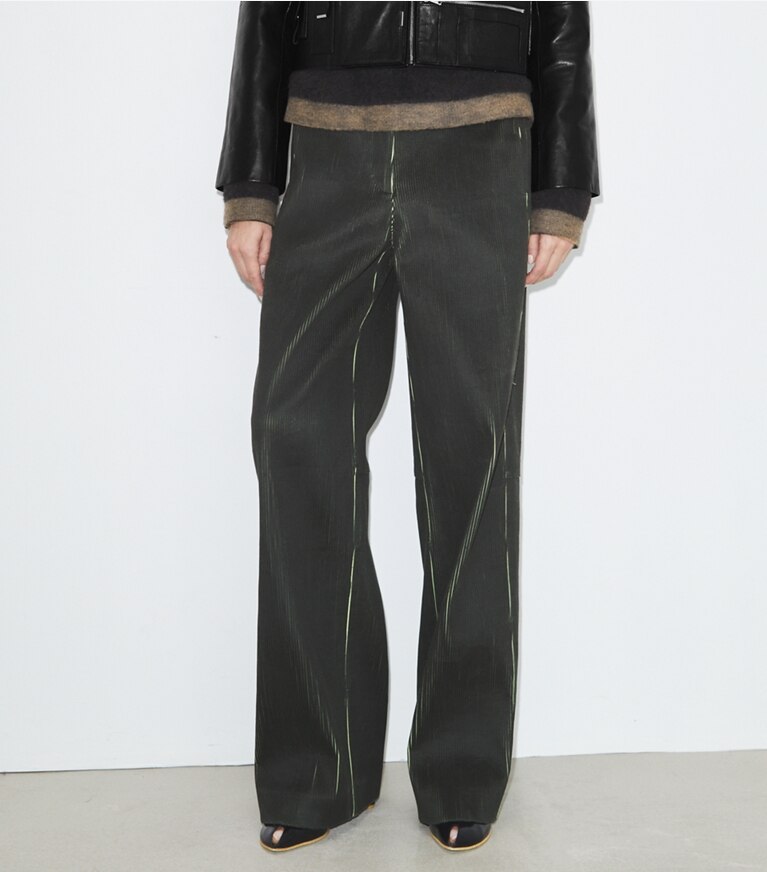 Tory Burch diseñador prendas de abajo Pantalón de pana en Dark Brown / Bright Green detalle en modelo