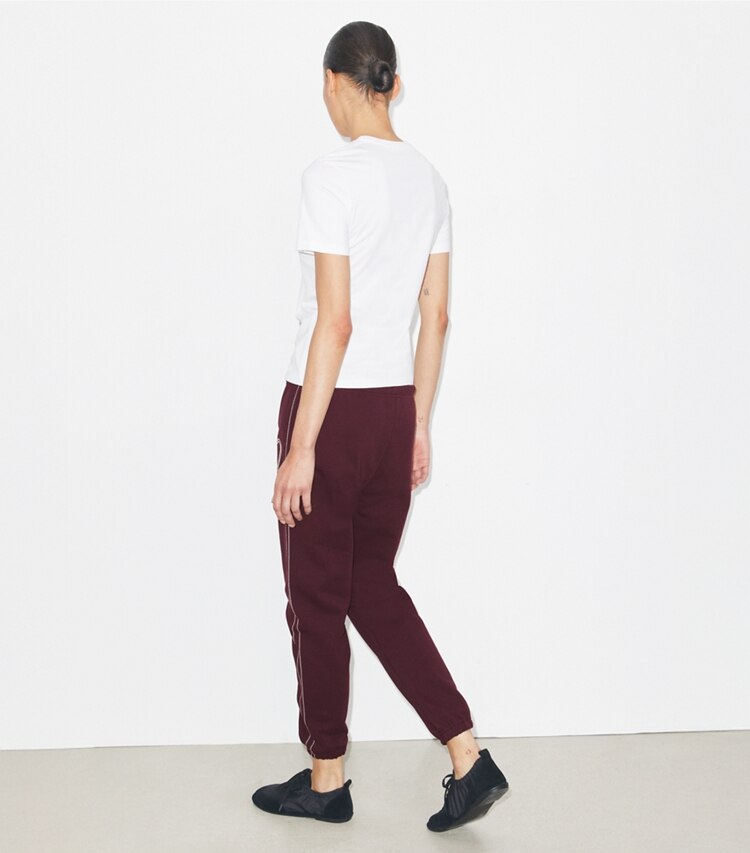 Tory Sport diseñador prendas inferiores Pantalón deportivo de felpa francesa con bordado de corazón Pick en Dark Merlot parte posterior en modelo