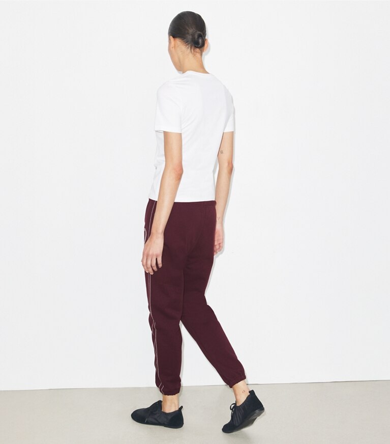 Tory Sport diseñador prendas inferiores Pantalón deportivo de felpa francesa con bordado de corazón Pick en Dark Merlot parte posterior en modelo