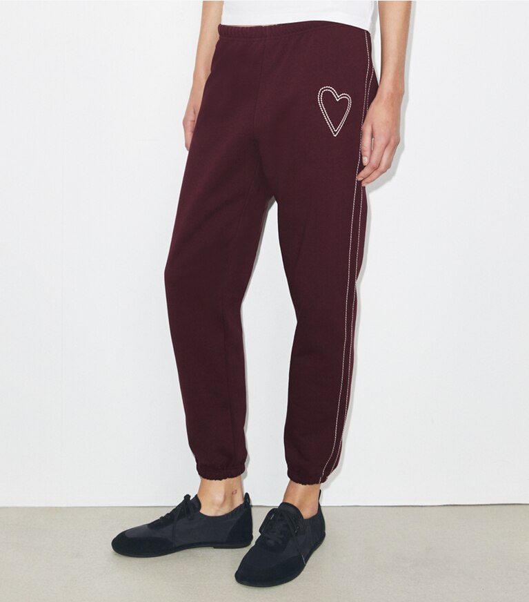 Tory Sport diseñador prendas inferiores Pantalón deportivo de felpa francesa con bordado de corazón Pick en Dark Merlot detalle en modelo