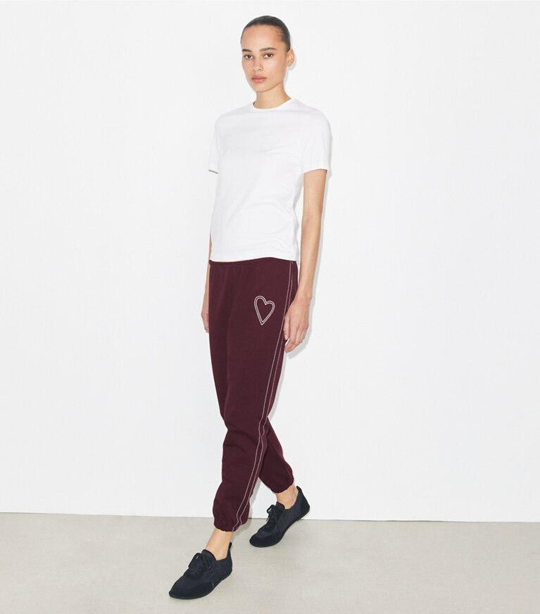 Tory Sport diseñador prendas inferiores Pantalón deportivo de felpa francesa con bordado de corazón Pick en Dark Merlot frente en modelo