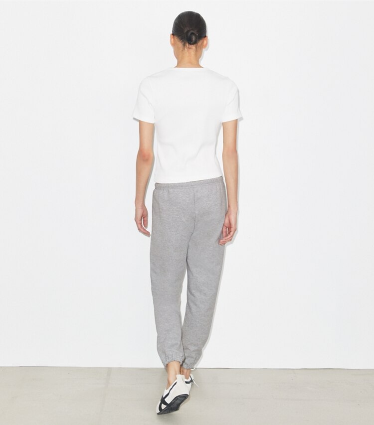 Tory Burch diseñador prendas inferiores Pantalón deportivo de felpa francesa en Medium Heather Gray parte posterior en modelo