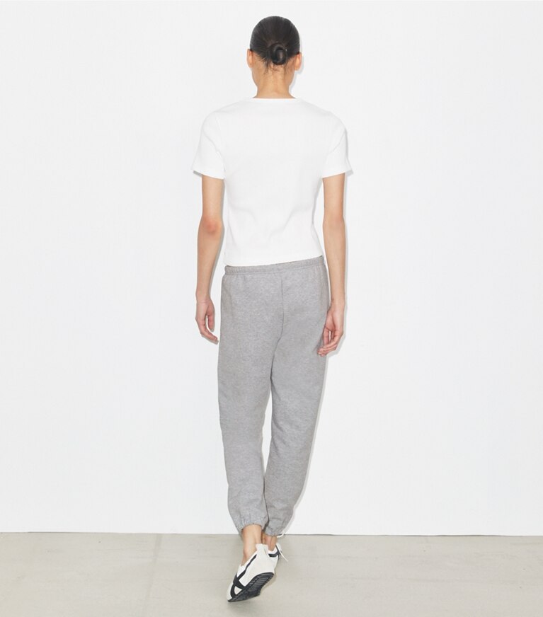 Tory Burch diseñador prendas inferiores Pantalón deportivo de felpa francesa en Medium Heather Gray parte posterior en modelo