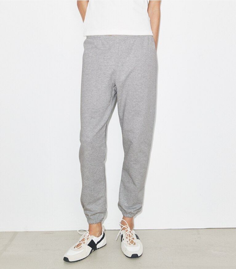 Tory Burch diseñador prendas inferiores Pantalón deportivo de felpa francesa en Medium Heather Gray detalle en modelo