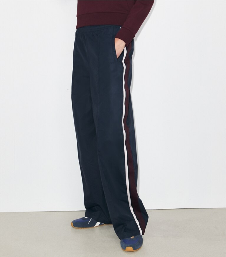 Tory Burch diseñador prendas inferiores Pantalón deportivo de nailon de pierna ancha en Medium Navy detalle en modelo