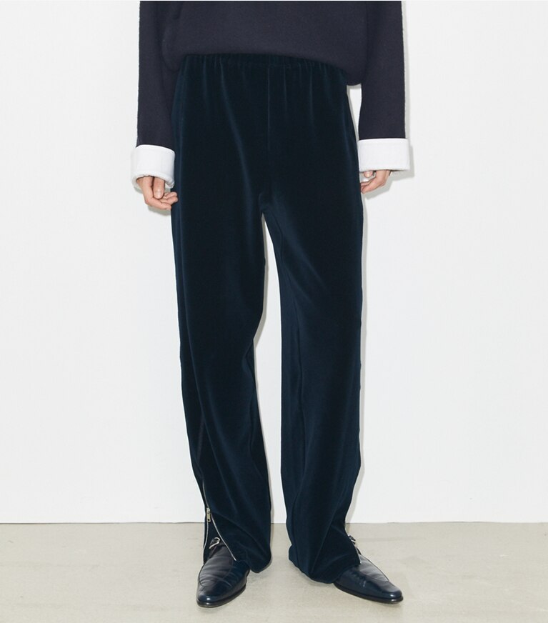 Tory Burch diseñador prendas inferiores Pantalón deportivo de terciopelo en Ink detalle en modelo