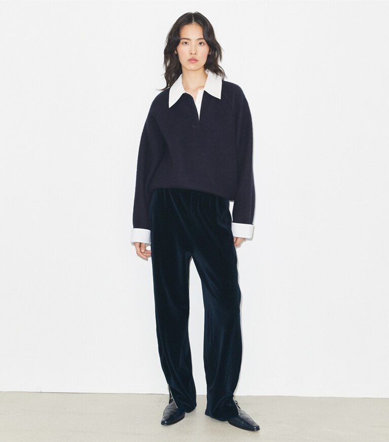 Tory Burch diseñador prendas inferiores Pantalón deportivo de terciopelo en Ink frente en modelo