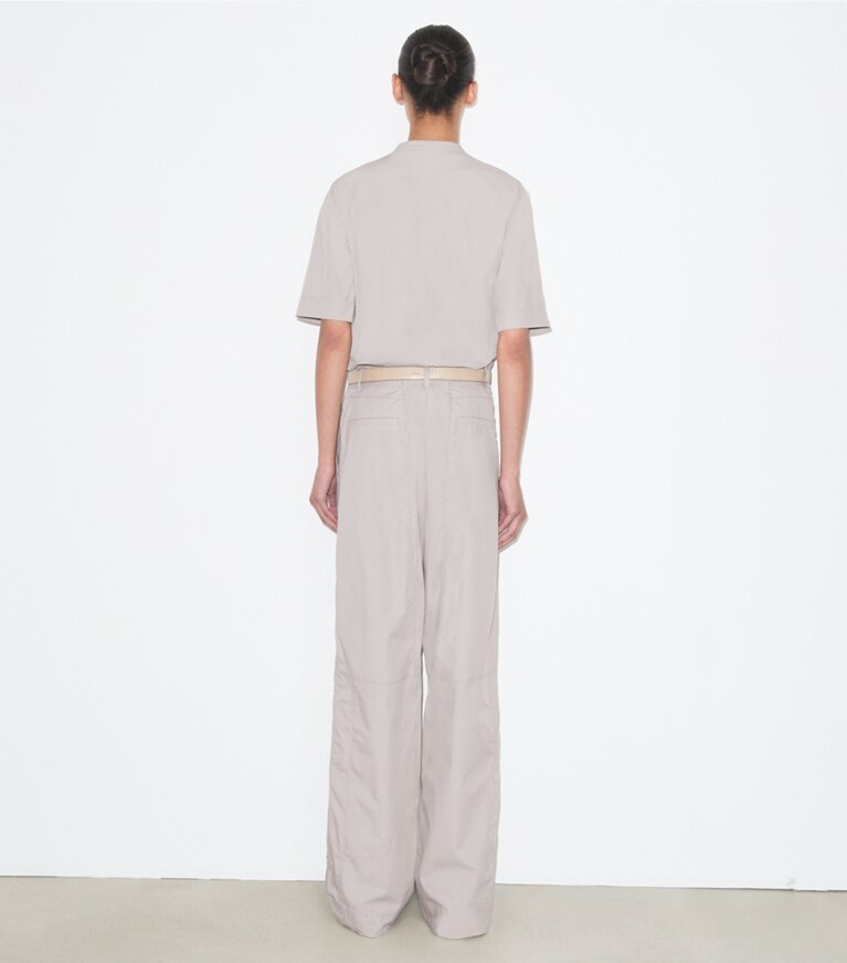 Tory Burch designer bas Pantalon à jambe large en coton dans Gray sur modèle, de dos